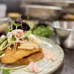 Frisklavet fiskeret med sæsonens grønt